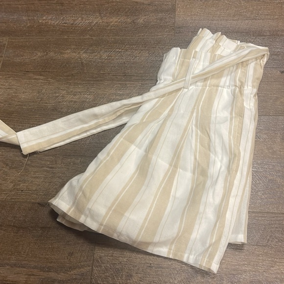 Size small white and cream Francesca’s paper bag shorts - Picture 2 of 4